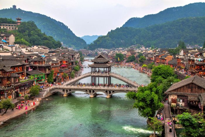 Viaje de 2 Días al Casco Antiguo de Fenghuang y al Pueblo de Dehang Miao
