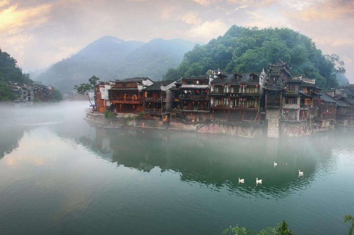 Viaje de 2 Días al Casco Antiguo de Fenghuang y al Pueblo de Dehang Miao