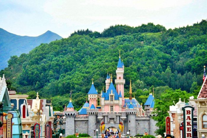 Hong Kong Disneyland, Panda gigante y Gran Muralla China