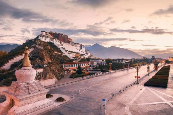 Tour de 10 días desde el campo base de Lhasa hasta el campo base del Everest y el lago Namtso